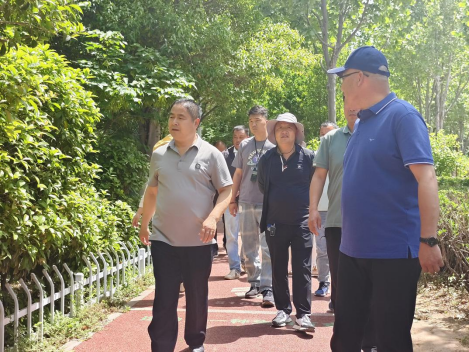 郑州市森林资源事务中心主任到树木园检查指导景观提升工作504.png